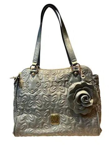 인기! 새상품급! ANNA SUI 엠보싱 가공 퀼팅 가죽 나비 올 패턴
