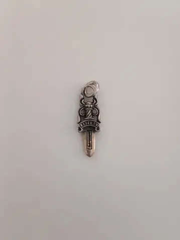 대거 펜던트 탑