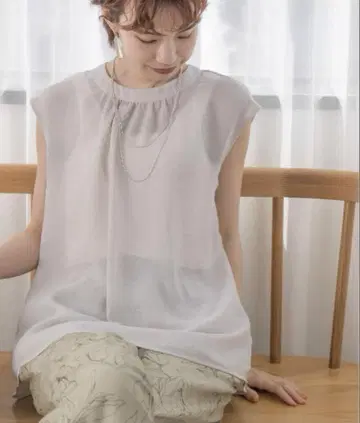 어반 리서치 조젯 슬리브리스 블라우스 상의 반팔 에크루