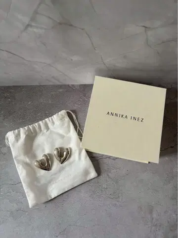 ANNIKA INEZ 라지 하트 귀걸이