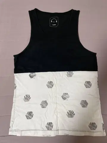 기하학 패턴 탱크탑 블랙과 화이트