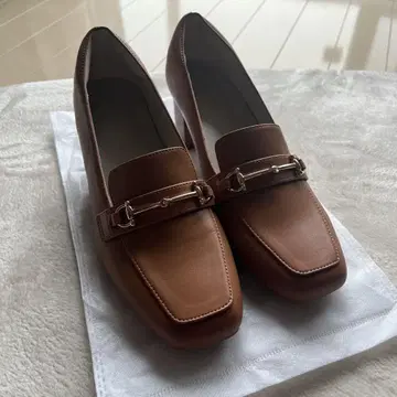카멜 스퀘어토 로퍼