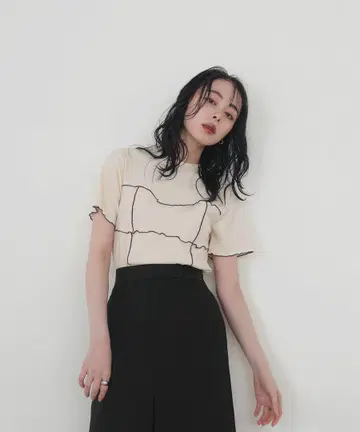 프릴이 달린 크림색 반팔 티셔츠