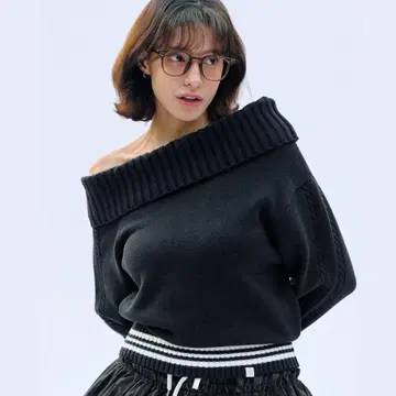Bittercells 샐리 언밸런스드 오프숄더 니트 블랙