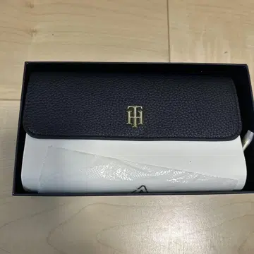 타미힐피거 네이비 장지갑