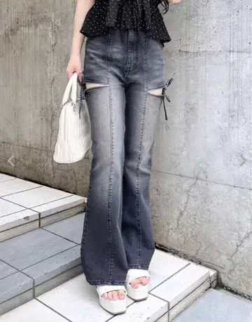 INGNI 사이드 리본 아웃 컷 플레어 데님 팬츠