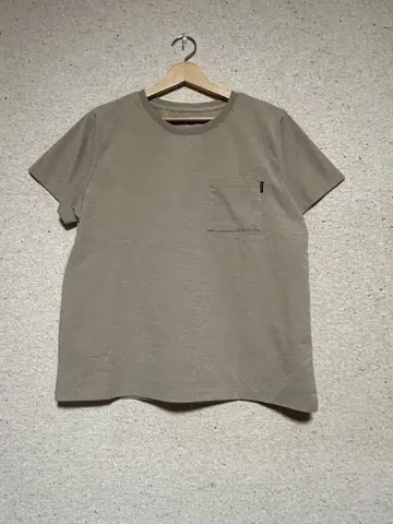카키 티셔츠 왼쪽 가슴 포켓 부착