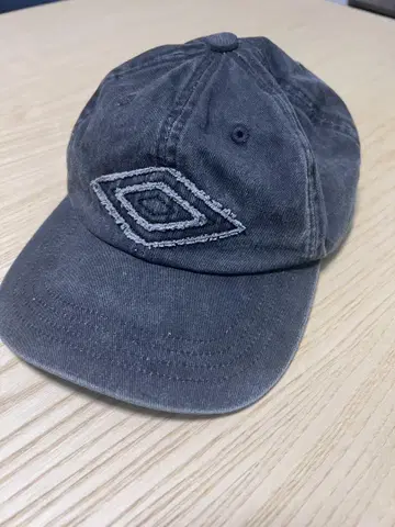 엄브로 데미지 로고 패치 캡