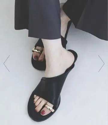 LE VERNIS/르 베르니 Toe ring sandals 블랙 24
