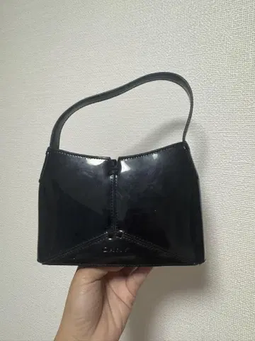 블랙 패턴트 레더 핸드백