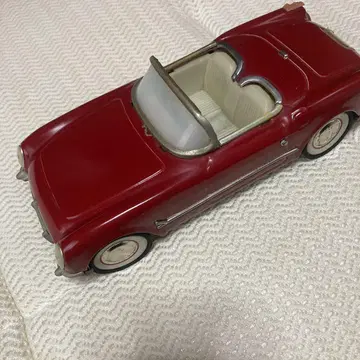 빨간색 오픈카 모형