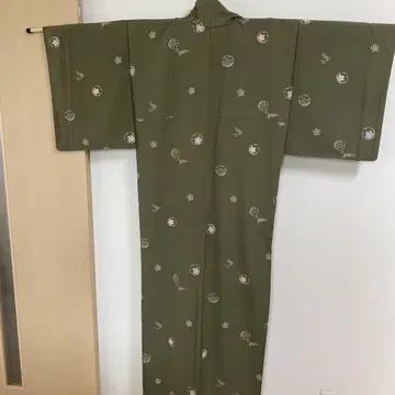 코몬 기모노 올리브 그린 토끼, 벚꽃