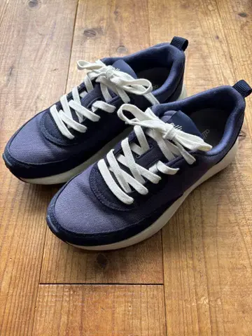 Allbirds 모델 Courier 네이비 스니커즈
