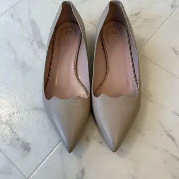 베이지 스틸레토 플랫 슈즈