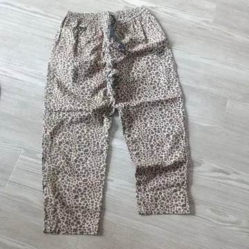 산타크루즈 레오파드 무늬 스트레이트 팬츠 베이지 계열