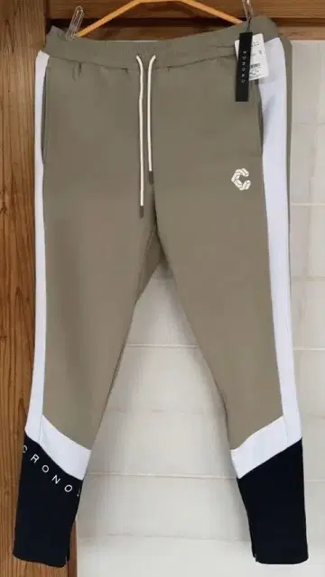 인기 모델 크로노스 베이지 조거 팬츠 품절 모델