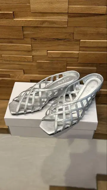 리디 V컷 오픈토 메쉬 샌들