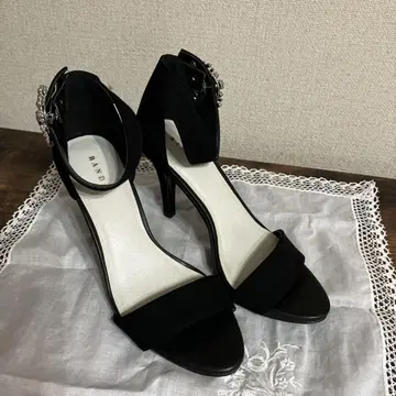 비쥬가 달린 블랙 샌들 힐