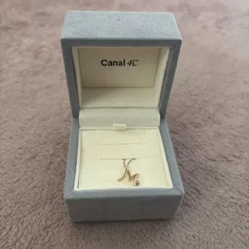 Canal 4C M형 펜던트 목걸이
