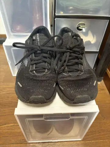 Brooks Ghost 블랙 스니커즈