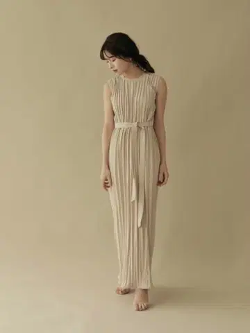 L'Or 벨트 장식 플리츠 드레스