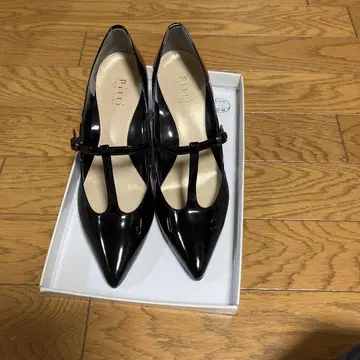 피티 블랙 에나멜 T 스트랩 펌프스