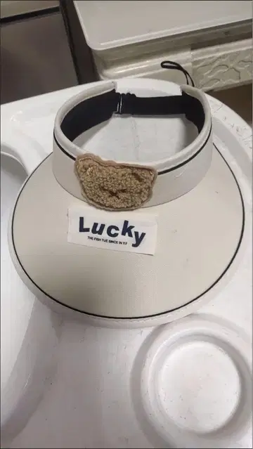 베어 모티브가 있는 화이트 선바이저