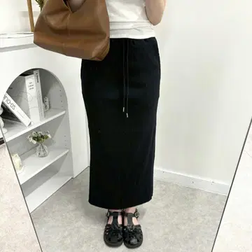 깔끔한 슬림 실루엣의 백 슬릿 롱 스커트 블랙 S
