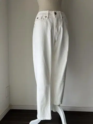 화이트 테이퍼드 데님