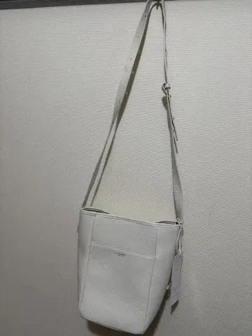 화이트 가죽 숄더백