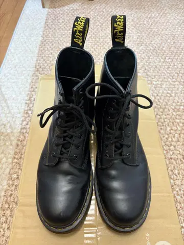 닥터마틴 8홀 UK7 (26cm 정도) 1460 블랙