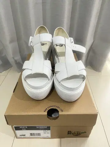 Dr. Martens Adaya 화이트 샌들