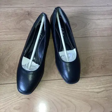 블랙 로우 힐 펌프스