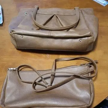 브라운 숄더백 플리츠 디자인 파우치 포함
