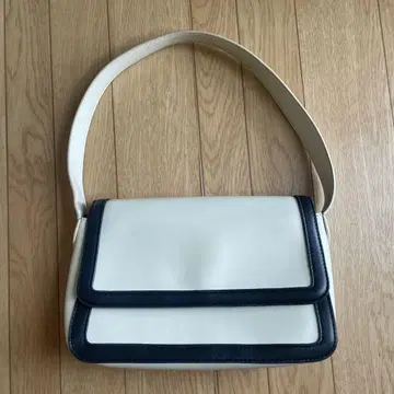 LAGUAGEM 화이트 플랩 핸드백