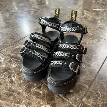 Dr Martens 통굽 체인 블랙 샌들
