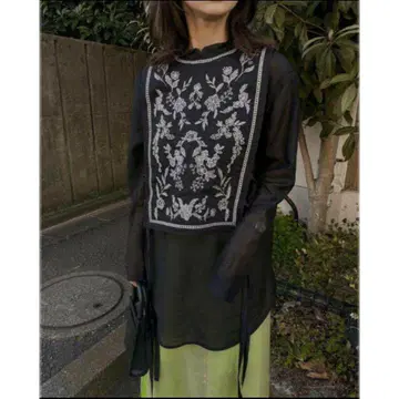 새상품 EMBROIDERY APRON BLOUSE 블랙