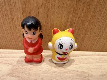 (비닐 소재) 빨간색과 노랑색의 귀여운 피규어 세트