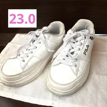 휠라 화이트 스니커즈