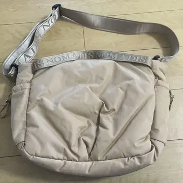 노마디스 숄더백 베이지