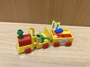 컬러풀한 기차 모양의 완구, 빌딩 블록 포함