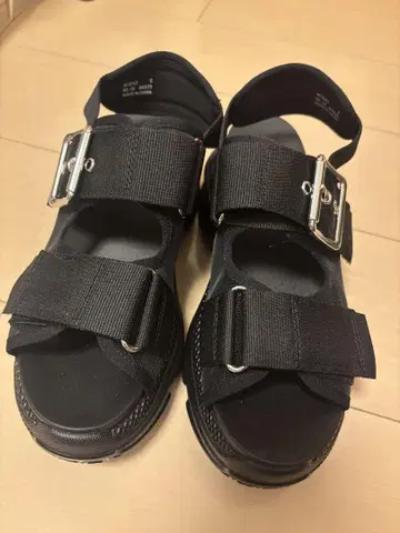 새상품급 ABC 마트 볼륨 튤 샌들 6.5 BLACK S 사이즈