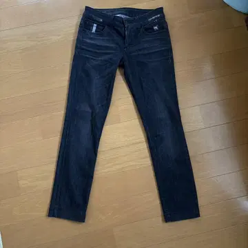 슬림 레그 데미지 가공 블랙 슬림 데님 팬츠