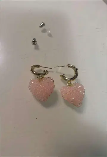 핑크 하트 모양 귀걸이