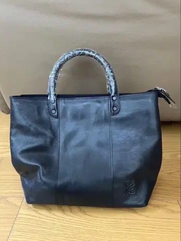 수염 백 블랙 가죽 토트백