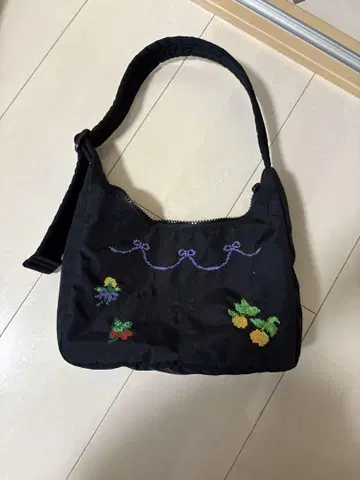 BAGGU 자수 블랙 핸드백