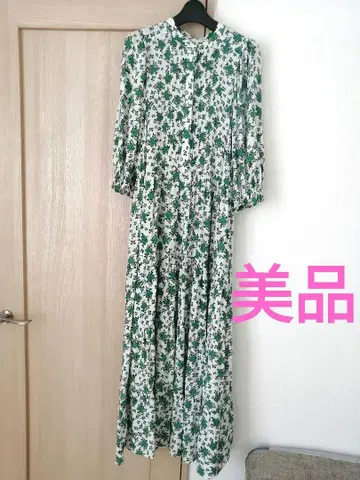 카미사키 메구미 씨 착용 자라 티어드 원피스 꽃무늬 그린