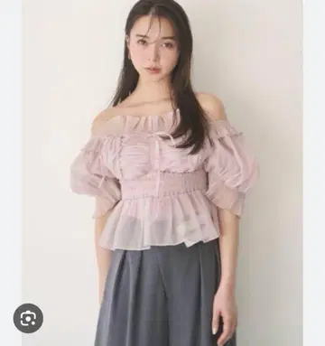 snidel 개더 프릴 오프숄더 블라우스