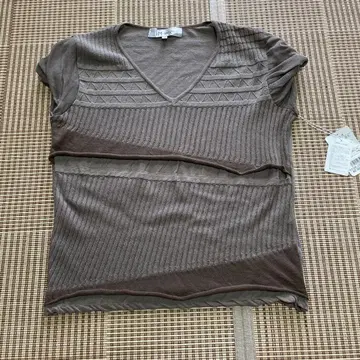 브라운 V넥 반팔 상의
