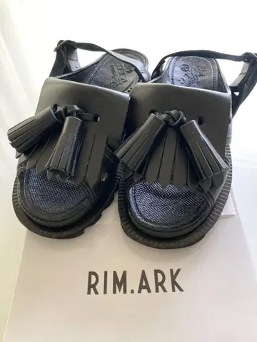 Bench BENSAN RIM.ARK 프린지 블랙 샌들 L